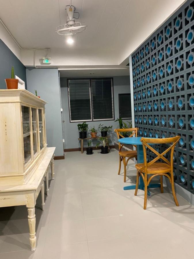 Grasshopper Bed And Cafe Hotel Pak Kret Exterior photo